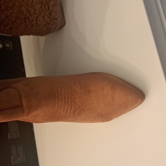 MATA FAUX FUR SHERLING BOOTS - Picture 3 of 5